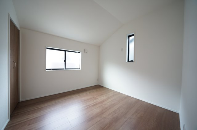 【横浜市旭区今宿西町201-16全2棟新築戸建て】★仲介手数料無料★（都岡小学校・今宿中学校）の洋室|2面採光により明るさを確保した約4.5帖の洋室。子ども部屋や書斎、趣味のお部屋などライフスタイルに合わせて活用できる使い勝手の良い空間です。