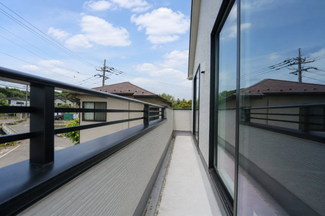 【横浜市旭区今宿西町201-16全2棟新築戸建て】★仲介手数料無料★（都岡小学校・今宿中学校）のバルコニー|陽当たりの良いワイドバルコニー。洗濯物やお布団もたっぷり干せる広さを確保しています。室内との行き来もしやすく、毎日の家事を快適にサポートします。