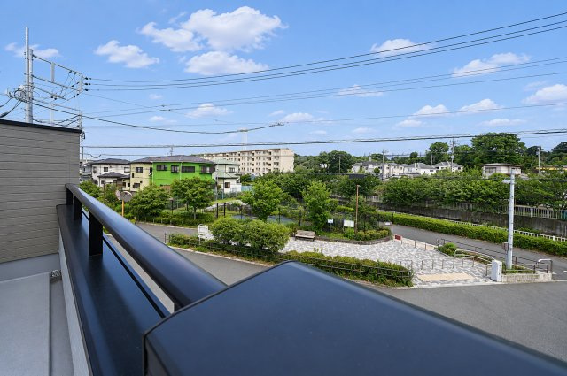 【横浜市旭区今宿西町201-16全2棟新築戸建て】★仲介手数料無料★（都岡小学校・今宿中学校）の展望|前面に大きな建物が少なく、開放感のある眺望が広がります。緑を感じられる落ち着いた住環境で、四季の移ろいを身近に感じながら暮らせるロケーションです。