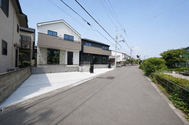 【横浜市旭区今宿西町201-16全2棟新築戸建て】★仲介手数料無料★（都岡小学校・今宿中学校）の前面道路含む現地写真|前面道路は車通りが比較的少なく、落ち着いた住環境が魅力。道路との高低差も少ないため、お車の出し入れや自転車の移動もスムーズに行えます。