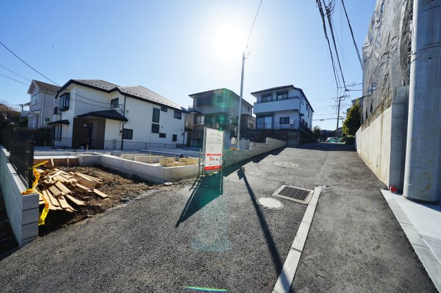 【横浜市保土ケ谷区桜ケ丘1丁目39-31全2棟新築戸建て】★仲介手数料無料★（桜台小学校・岩崎中学校）の前面道路含む現地写真
