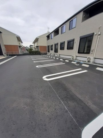メゾンネージュⅡ番館の駐車場
