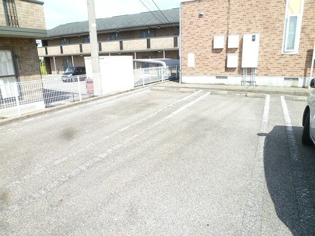 チューリップアベニューⅤの駐車場