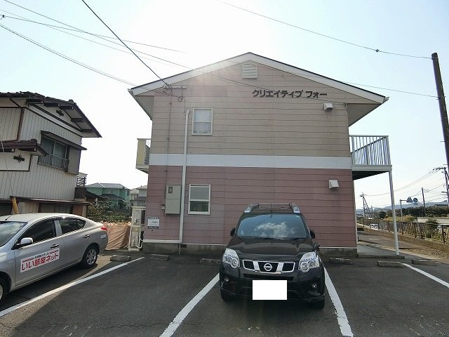 クリエイティブフォーの駐車場