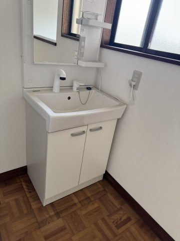 藤岡市中島　【リフォーム済・中古住宅】の独立洗面台|2階にも洗面台があるのは便利ですね。