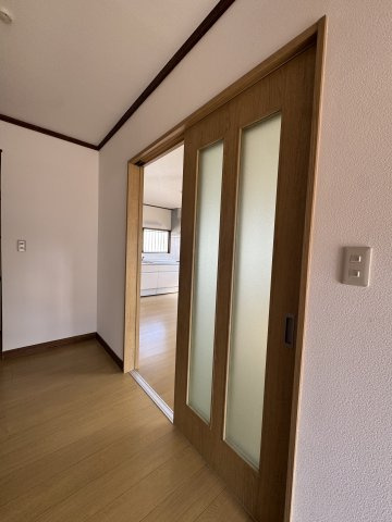 藤岡市中島　【リフォーム済・中古住宅】の内装|おしゃれな内装です。廊下も広々。