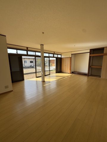 藤岡市中島　【リフォーム済・中古住宅】の居間・リビング|使いやすい居間です