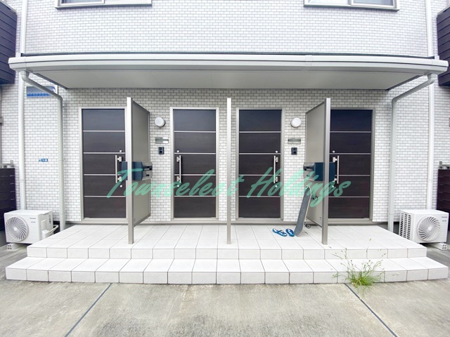 茅ヶ崎市中海岸２丁目のアパートのエントランス