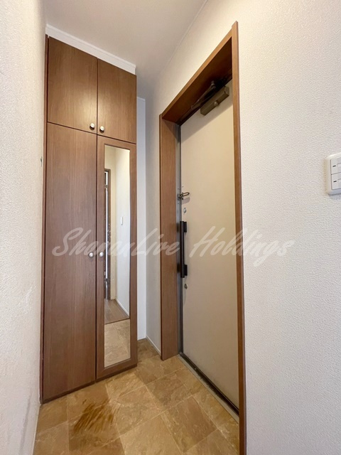 茅ヶ崎市中海岸２丁目のアパートの玄関