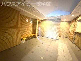 【エントランス】 | ダイアパレス長良西町6階部分！日当り・眺望良好です♪近隣駐車場確保あり！最寄りのバス停徒歩3分！ | ダイアパレス長良西町6階部分！日当り・眺望良好です♪近隣駐車場確保あり！最寄りのバス停徒歩3分！