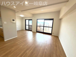 【居間・リビング】 | ダイアパレス長良西町6階部分！日当り・眺望良好です♪近隣駐車場確保あり！最寄りのバス停徒歩3分！ | ダイアパレス長良西町6階部分！日当り・眺望良好です♪近隣駐車場確保あり！最寄りのバス停徒歩3分！