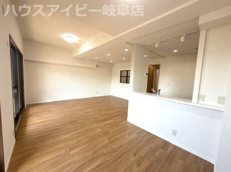 【居間・リビング】 | ダイアパレス長良西町6階部分！日当り・眺望良好です♪近隣駐車場確保あり！最寄りのバス停徒歩3分！ | ダイアパレス長良西町6階部分！日当り・眺望良好です♪近隣駐車場確保あり！最寄りのバス停徒歩3分！