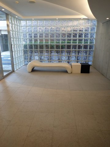 VIVRE本郷のエントランス