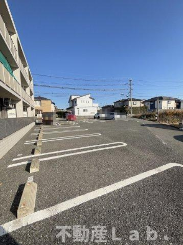 アーバンクレストＩＩＩの駐車場|同建物の反転タイプのお部屋です。