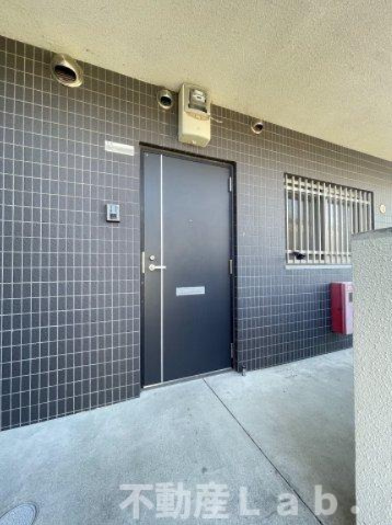 アーバンクレストＩＩＩのエントランス|同建物の反転タイプのお部屋です。