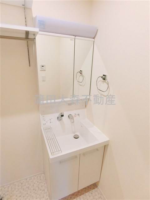 ポットマムの洗面所|2面鏡の独立洗面台