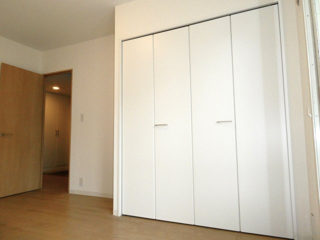 【洋室】 | パークアベニュー参番館Eコート | ●洋室8.0帖
●クロゼット付