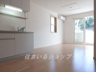 広島市安佐北区深川５丁目のアパートの居間・リビング|窓が多い角部屋。