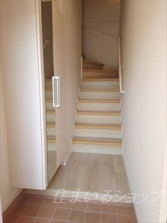 広島市安佐北区三入１丁目のアパートの玄関|ミラー付き大型シューズボックス