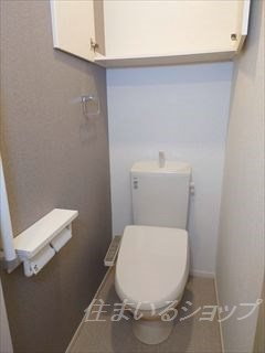 広島市安佐北区三入１丁目のアパートのトイレ|シャワートイレ・収納・手すりあり