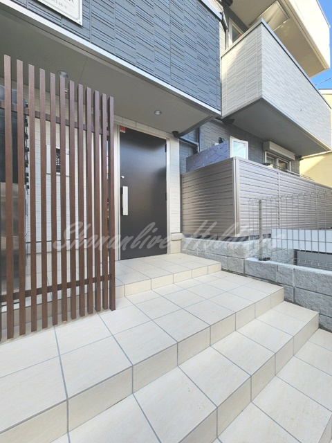 藤沢市藤沢のアパートのエントランス