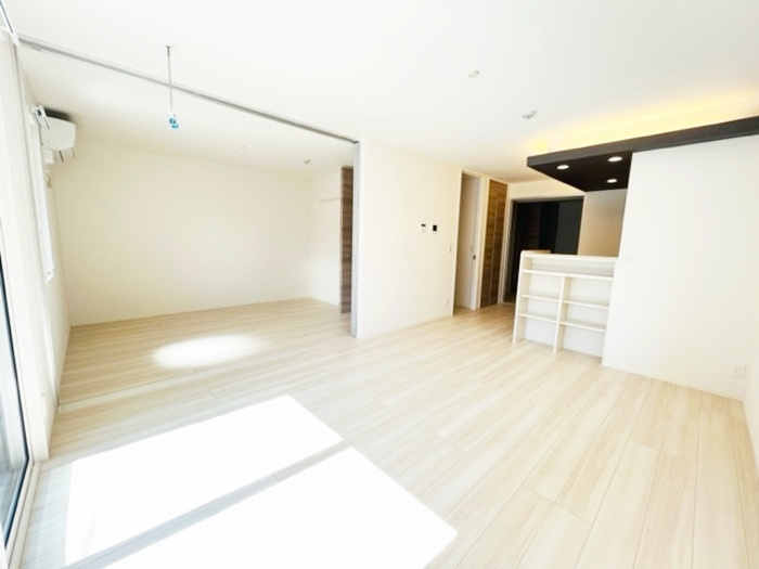 藤沢市藤沢のアパートの居間・リビング