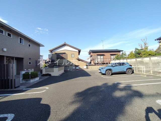 ロイヤルメゾン忠興の駐車場