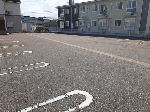 リヴァーリーフⅢの駐車場