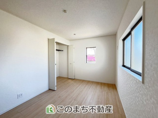【洋室】 | CRADLE GARDEN小山市東間々田第7　3 | 日当たりが良く明るい洋室です。クローゼット付きで家具の配置がしやすく居心地の良いプライベート空間を演出します。
