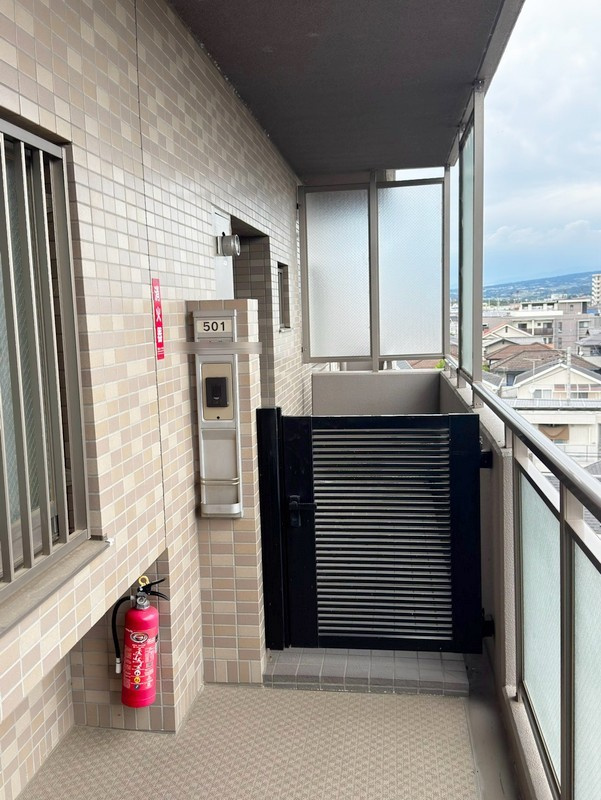 サーパス大友第2の玄関|ポーチ付きで、外部からの視線に配慮された設計です！