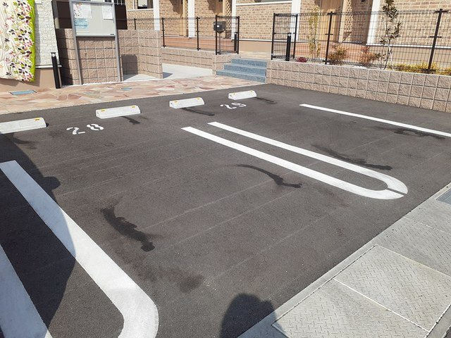 プルミエルＡの駐車場