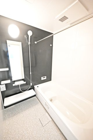 マドレコート西昆陽3丁目新築一戸建て｜3LDK＋駐車1台可の浴室|浴室は柔らかい感触で乾きやすいほっかラり床と、張ったお湯も冷めにくい魔法びん浴槽を採用。快適なバスタイムを演出してくれます。