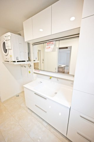 マドレコート西昆陽3丁目新築一戸建て｜3LDK＋駐車1台可の独立洗面台|洗面化粧台は2人並んで使用できる広さ。忙しい朝の支度の時も助かります。又、ガス式乾燥機の「乾太くん」が標準装備。ふんわりとした仕上がりが好評です。
