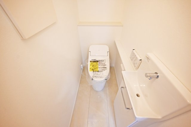 マドレコート西昆陽3丁目新築一戸建て｜3LDK＋駐車1台可のトイレ|トイレは寒い冬の日でも快適に利用できる温水洗浄便座付です。手洗いも設置してあるので衛生的なのもいいですね。