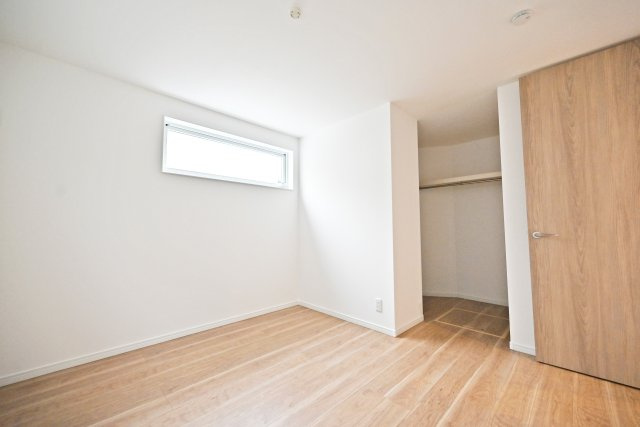 マドレコート西昆陽3丁目新築一戸建て｜3LDK＋駐車1台可の洋室|洋室5.8帖。主寝室想定のお部屋はウォークインクローゼット付。衣類や季節ものはもちろん、趣味のアイテムまで余裕で収納できます。