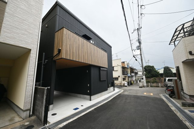 マドレコート西昆陽3丁目新築一戸建て｜3LDK＋駐車1台可の前面道路含む現地写真|前面道路幅員、西側5.0ｍ。南側4.4ｍ。