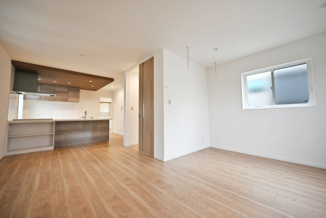 マドレコート西昆陽3丁目新築一戸建て｜3LDK＋駐車1台可の居間・リビング|19.8帖のリビングダイニングは、家族がそろって寛ぐのに十分な広さ。ダイニングテーブルやソファセットを配置しても余裕です。