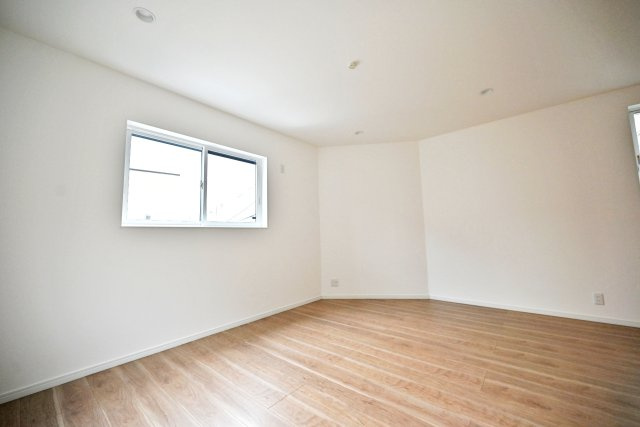 マドレコート西昆陽3丁目新築一戸建て｜3LDK＋駐車1台可の居間・リビング|リビング部分は2面採光の明るい空間。家具を設置しやすいように壁があるので、レイアウトは自由自在。家具のコーディネートを楽しめます。