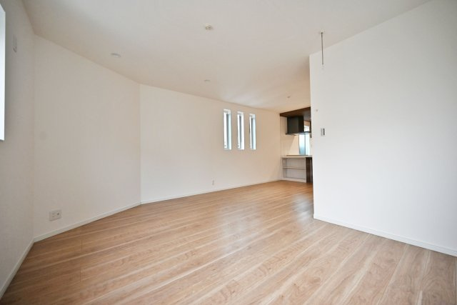 マドレコート西昆陽3丁目新築一戸建て｜3LDK＋駐車1台可の居間・リビング|家族が自然と顔を合わせるリビング階段を採用。階段部分でダイニングとリビングが分かれており、家具の設置がイメージしやすいのがいいですね。