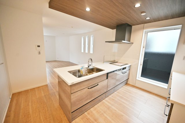 マドレコート西昆陽3丁目新築一戸建て｜3LDK＋駐車1台可のキッチン|キッチン上部に折り下げ天井を配して空間にメリハリを付けています。又、空間に広がりを感じられる効果もあります。ダウンライトを設置することによって機能性もアップしています。