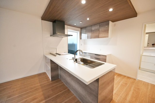 マドレコート西昆陽3丁目新築一戸建て｜3LDK＋駐車1台可のキッチン|オープンタイプの対面式キッチンは、お料理中でも家族との会話が途切れることがないのがいいですね。学校のこと、仕事のこと、話題は尽きません。