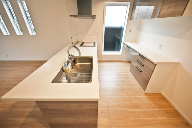 マドレコート西昆陽3丁目新築一戸建て｜3LDK＋駐車1台可のキッチン|キッチン背面にはカップボードを配置。後付けの食器棚と違い、キッチンや床材との統一感を持たせ、見せるキッチンスペースになっています。