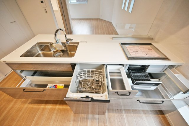 マドレコート西昆陽3丁目新築一戸建て｜3LDK＋駐車1台可のキッチン|食洗機は大容量タイプの深型を採用。日常の使用はもちろん、大勢の来客時にも大活躍。食後の片づけがスムーズになります。