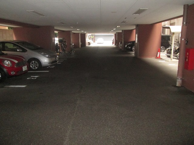 福岡市博多区神屋町の賃貸マンションの駐車場