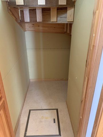 舞多聞西　中古一戸建ての収納|階段下収納
