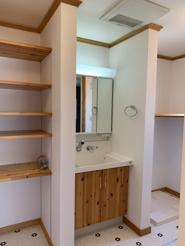 舞多聞西　中古一戸建ての洗面所