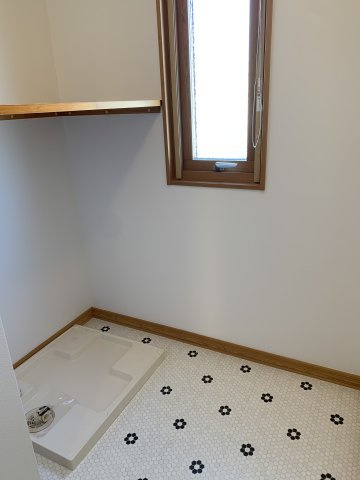 舞多聞西　中古一戸建ての洗面所|洗濯機置場