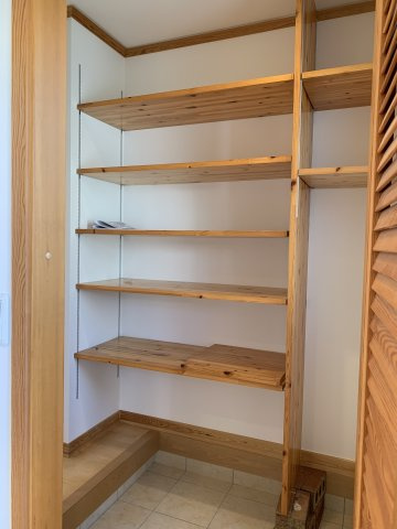 舞多聞西　中古一戸建ての収納|玄関横収納
