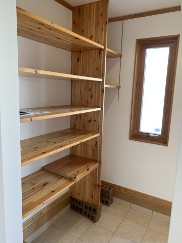 舞多聞西　中古一戸建ての収納|玄関横収納