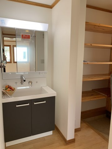 舞多聞西　中古一戸建ての独立洗面台